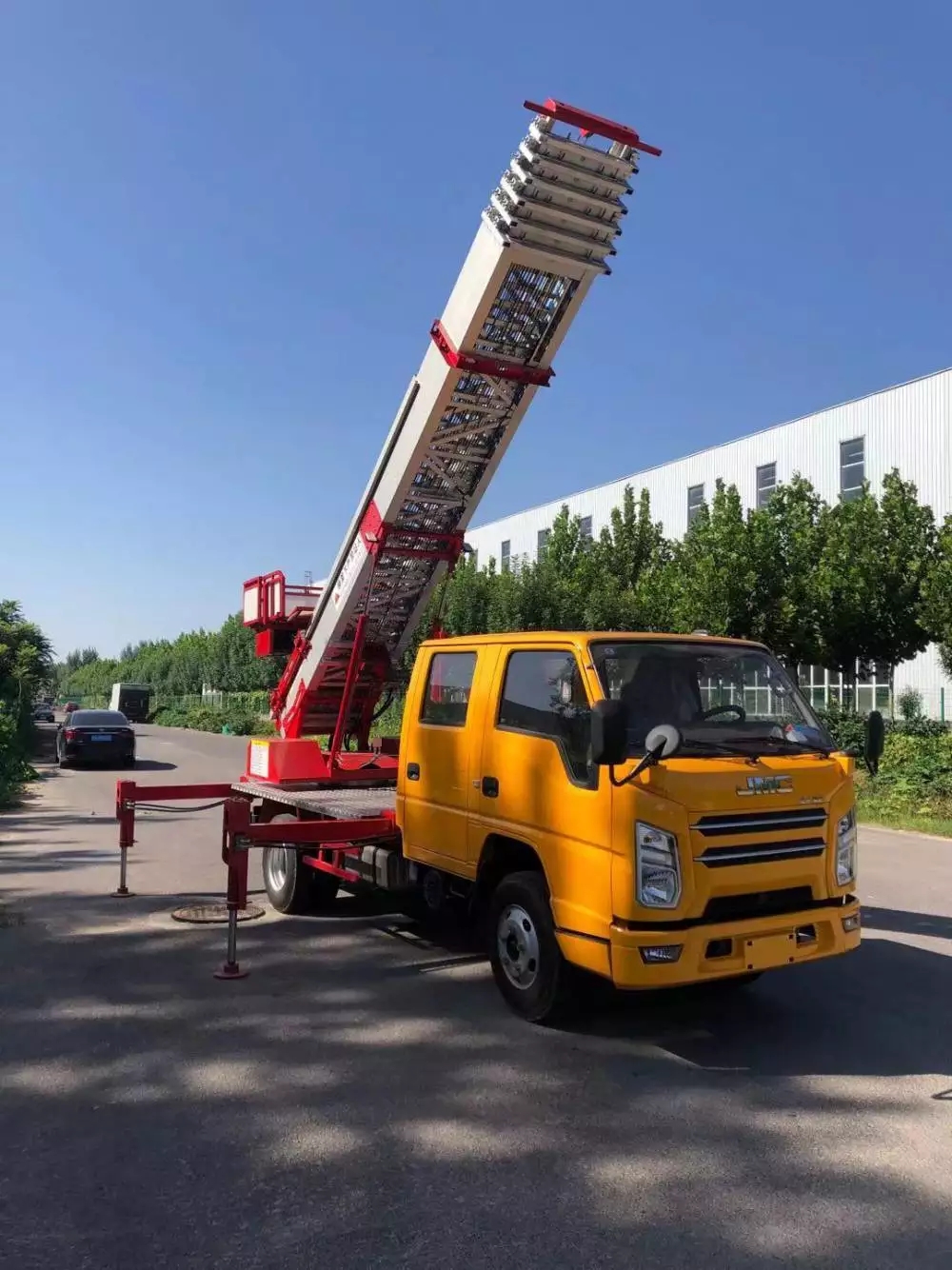 兴文附近的云梯车出租服务：轻松解决高空作业需求