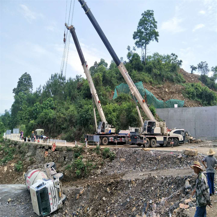 兴文汽车掉沟里叫吊车救援要多少钱